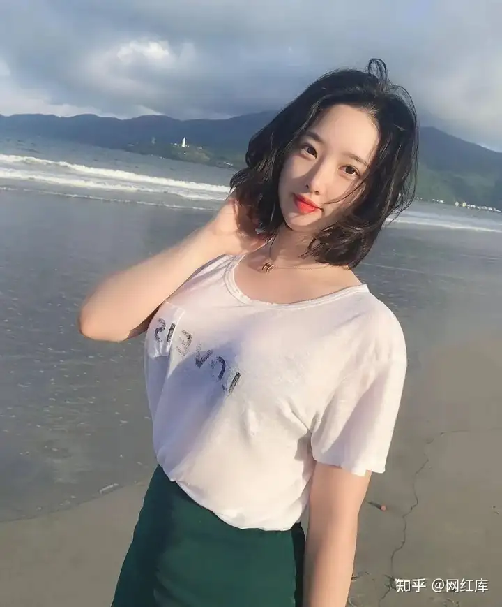 饱满的上围让身体曲线愈发S型，饱满又健康，多少女孩梦中的身材。 Facebook-第7张