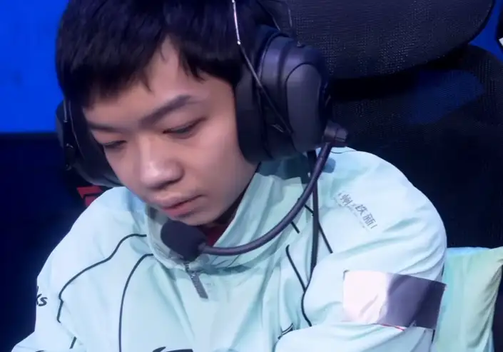 LPL 热度暴跌，涅槃战队队服需胶带粘补，这反映了电竞行业哪些问题？