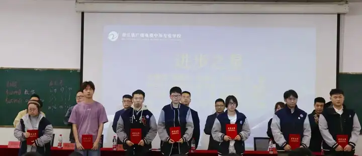 【活力校园】乐育五色铸根基 表彰先进启新程 | 富阳校区春季开学典礼暨表彰大会(图7)