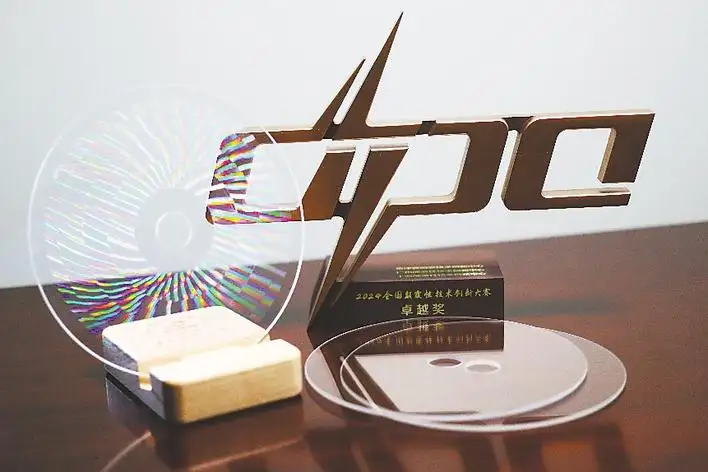 光谷玻璃硬盘实现量产，360TB，10万年寿命，成本仅传统1/10，西数将商售，有哪些信息值得关注？