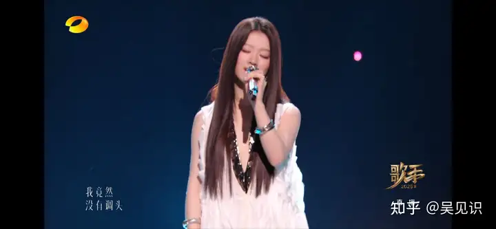 如何评价单依纯在《歌手2025》第十期演唱的《开始懂了》？缩略图