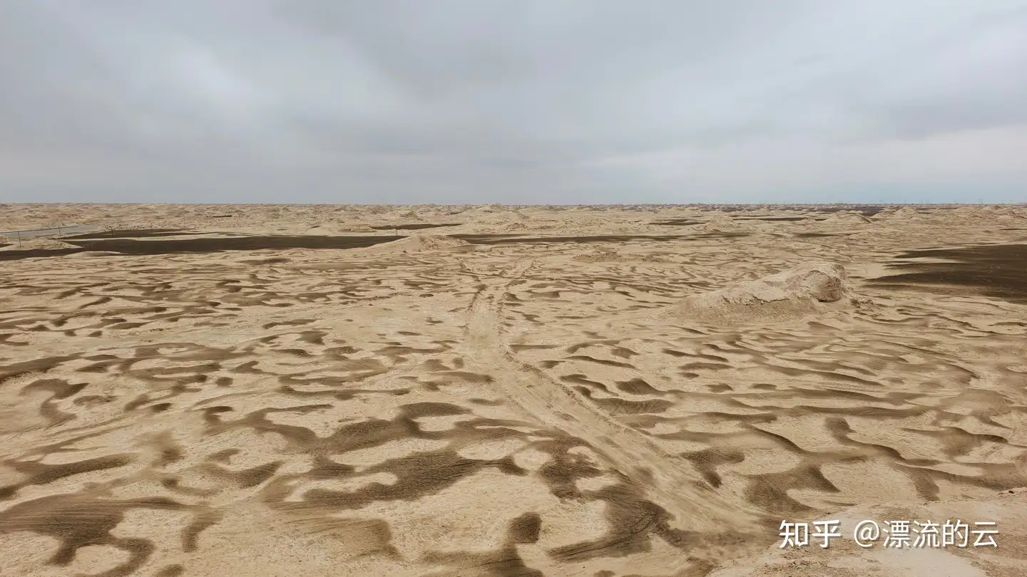 游客进入青海黑独山禁游区拍照，工作人员称一个脚印十年难恢复，砾石层为何难恢复？景区该如何管住越界打卡？