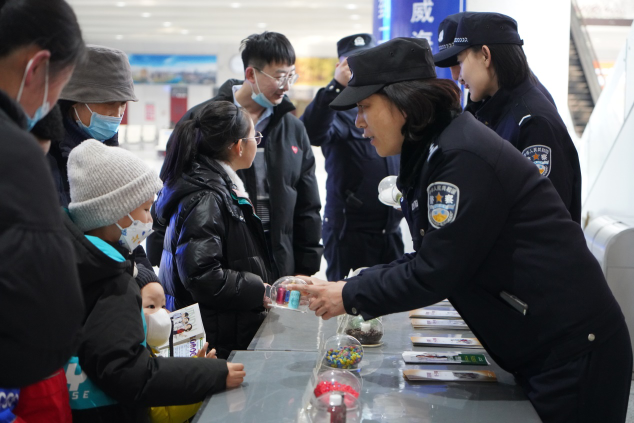 高密市禁毒大队:禁毒宣传进车站 守护无毒归乡路