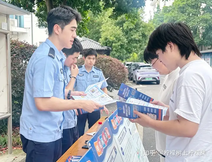 【平安校园】警校联动筑防线 反诈宣传护校园 | 我校富阳校区开展反诈宣传活动！(图3)