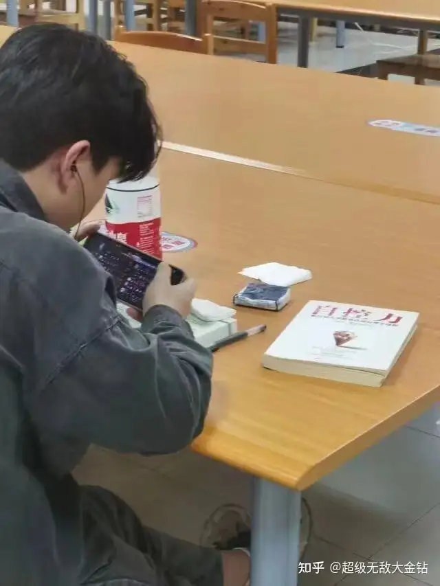 你在图书馆做过/遇见哪些有趣的事？