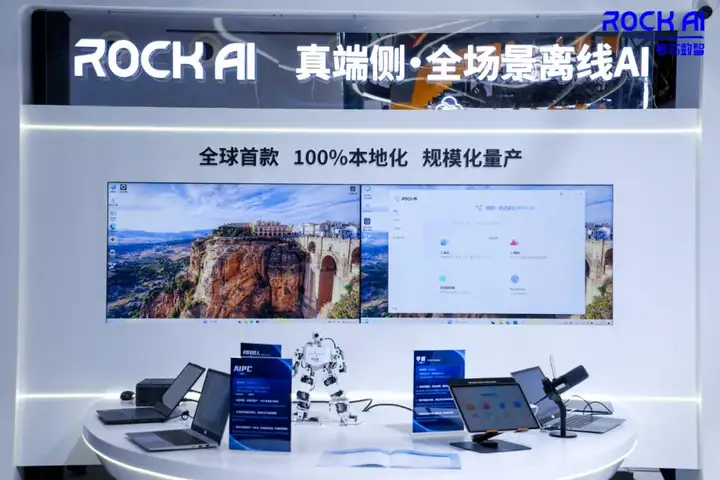 在WAIC现场，全球首个拥有「原生记忆力」的大模型亮相，但不是Transformer