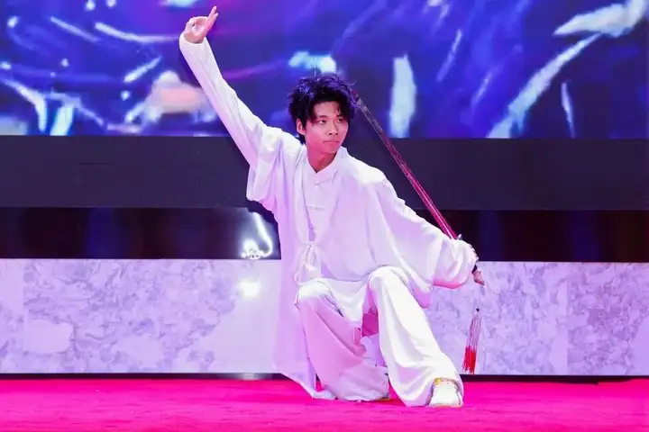 刀舞寒光追綺夢(mèng) 拳開(kāi)壯志啟鵬程 | 我校學(xué)子參加浙江開(kāi)放大學(xué)學(xué)位授予儀式演出！(圖6)