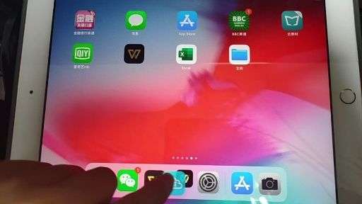 ipad下方出现一个小图标点不了挪不动删不掉怎么回事