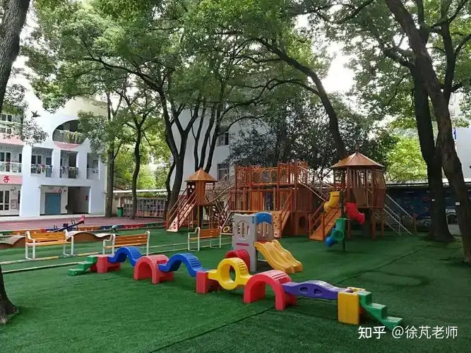 幼儿园经历关停潮，幼师称「怕孩子不来上学，工作像在服务」，为啥会这样？教育业变得像服务业，这是好事吗？