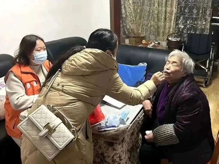 贵州福泉党员干部送药上门，化解群众“疫”时之忧