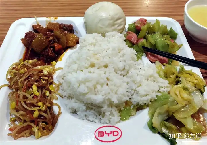 男子4S店买车一年蹭饭260次，被拉黑后扬言维权，薅羊毛的边界在哪？商家应如何应对这类「特殊」客户？