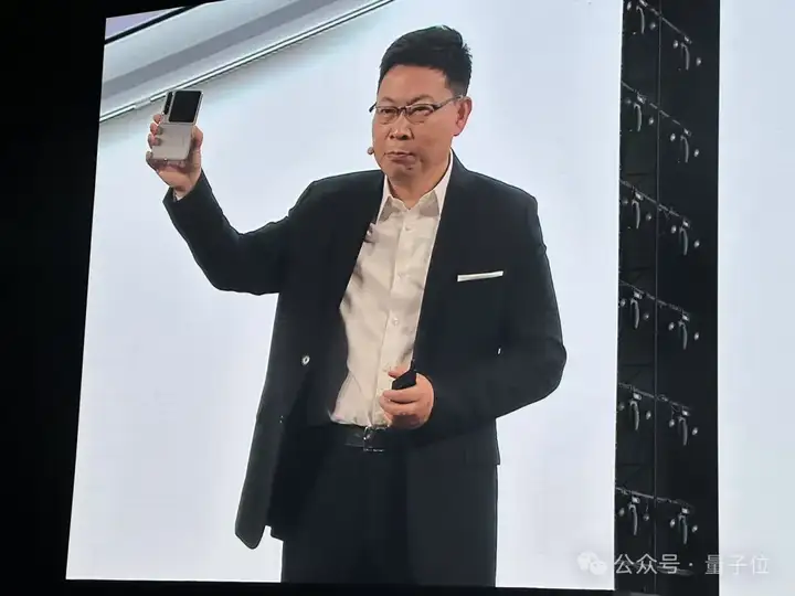 7499拿下纯血鸿蒙+DeepSeek，华为“小宽折叠”手机：帮接电话，眼动翻页