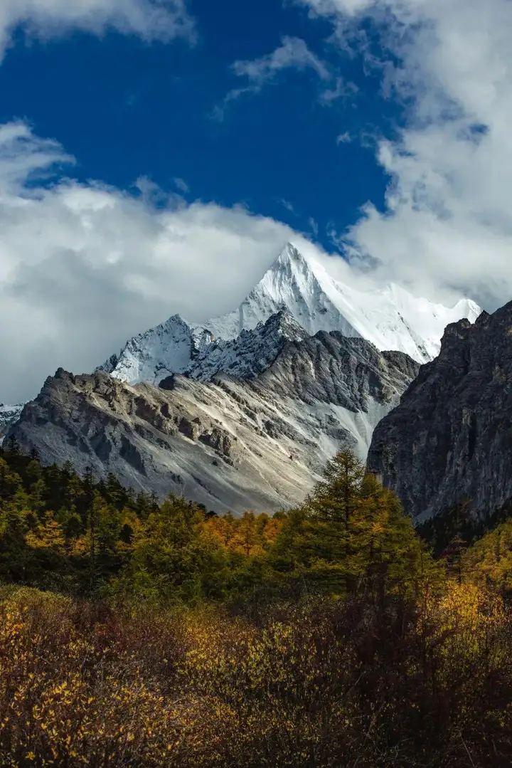 稻城亚丁几月份去最好（稻城亚丁旅游攻略）