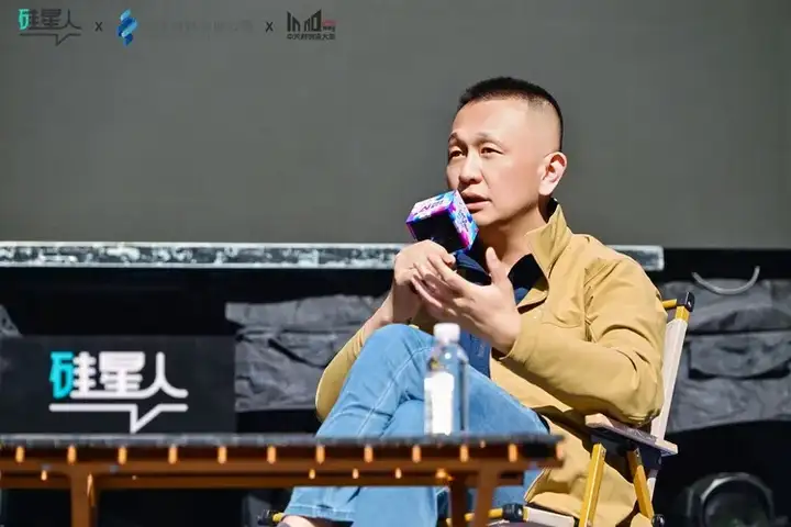 对话朱啸虎：搬离中国，假装不是中国AI创业公司，是没有用的