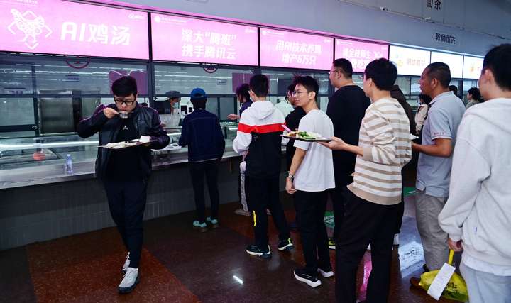 深大学生用AI提升贵州乌骨鸡场30%出栏率，请全校师生免费吃鸡 天天热点