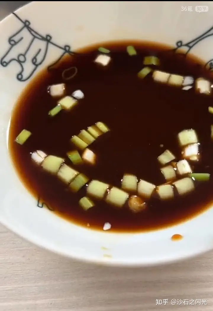 网友发现汤碗里搅拌完的葱花自动排成了一列，为什么会这样？能用科学来解释吗？