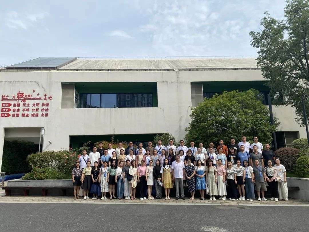从“听讲”到“体验”——海曙小学人工智能赋能课堂“全攻略”