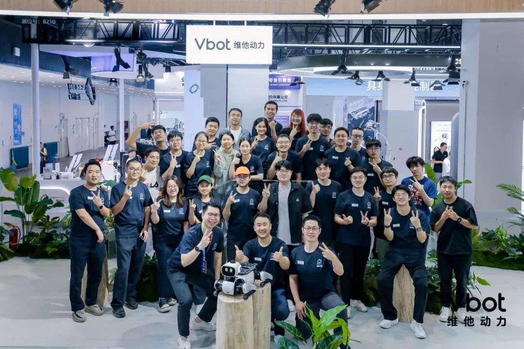 AI 是具身智能的胜负手吗？半年融资3亿后，VBot 首款产品做得怎么样？｜对谈维他动力联创赵哲伦