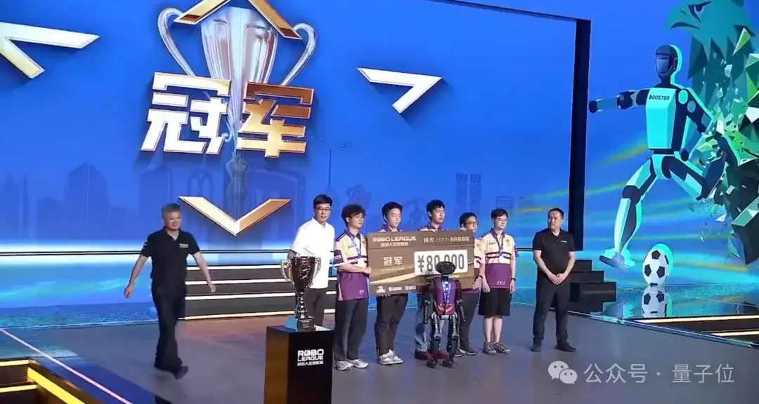 首届国产机器人足球赛，最忙的是担架