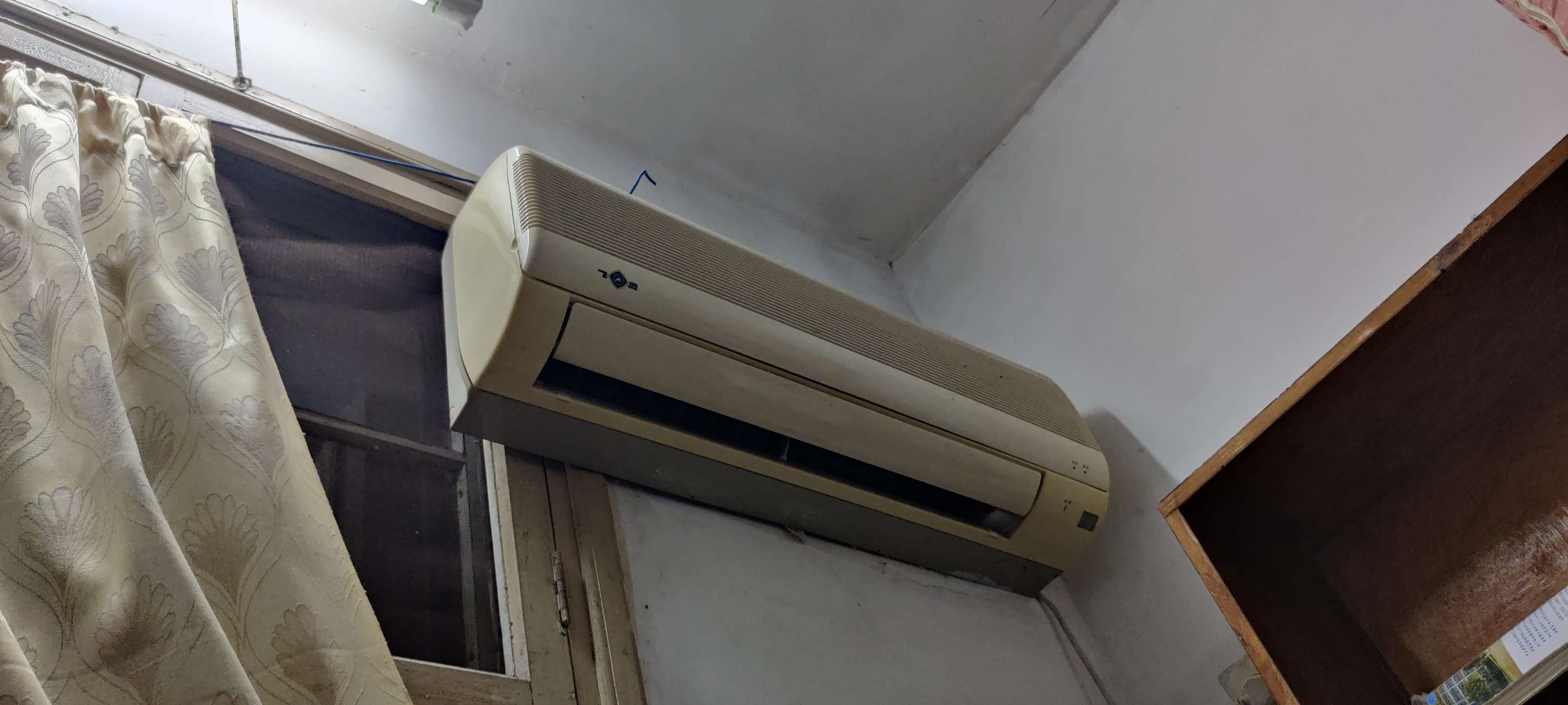 浮华上仙nb 的想法: 我家的这个老空调有个怪毛病,开一段时间