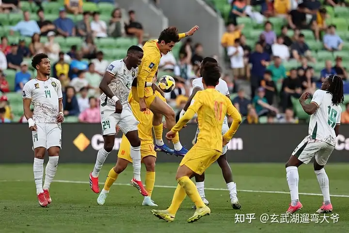 国际足联系列赛，国足 0-2 不敌喀麦隆，林良铭险破门，喀麦隆主帅染红，如何评价本场比赛？