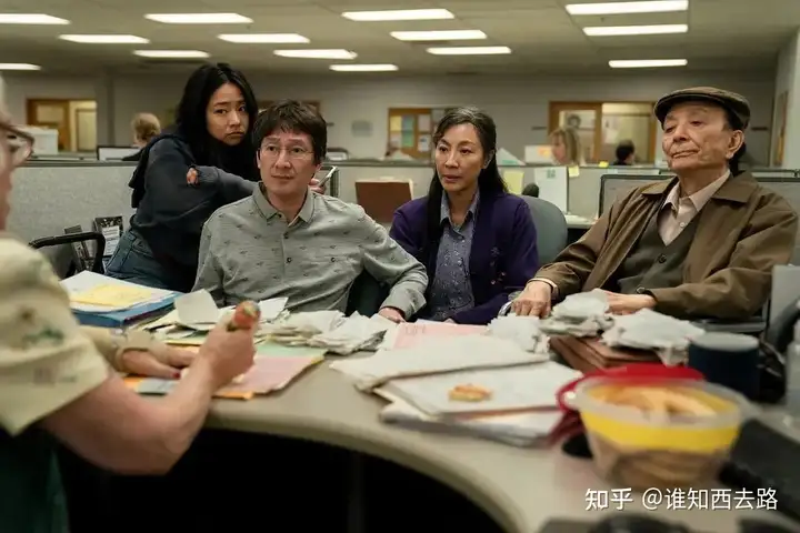 《瞬息全宇宙》是不是形式大过内容？情感内核是不是太老套了？(瞬息词语解释)