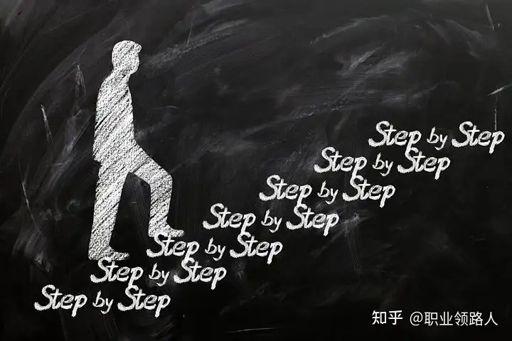我的领导在大领导面前非常恭敬，在下属面前几乎没有人性，我该怎么办？