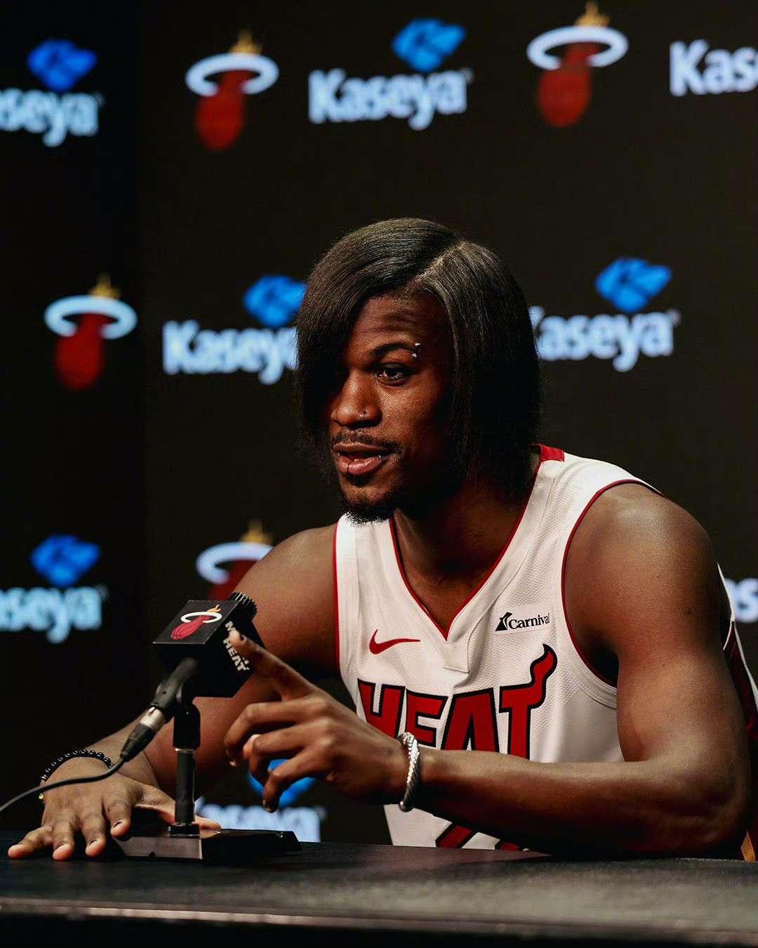 社恐小噜 的想法: 巴特勒又换发型了 | 是你吗,顾里?没有