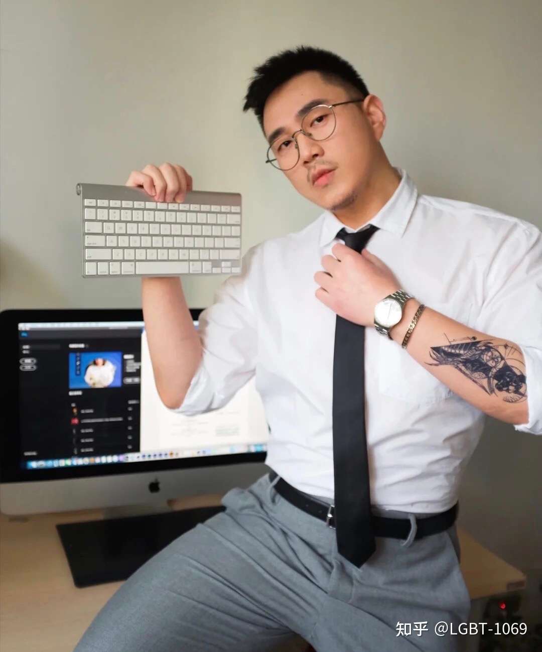 正装大叔 的想法: #正装# #西装# #肌肉男# 大叔爱正装 - 知乎