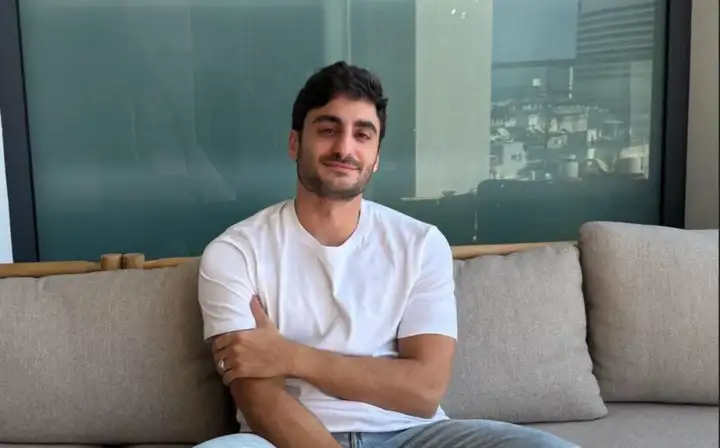 Vibe coding第一笔收购案，独立开发者6个月零融资，实现单月近20万美金利润，8000万美金被收购