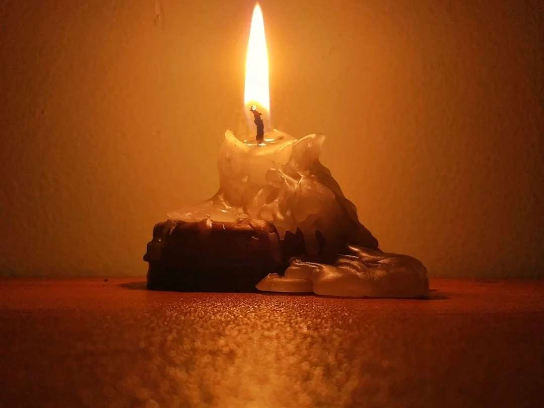 暖心向阳 的想法: 你说蜡烛燃尽会飞向哪里呢? 我觉得它会