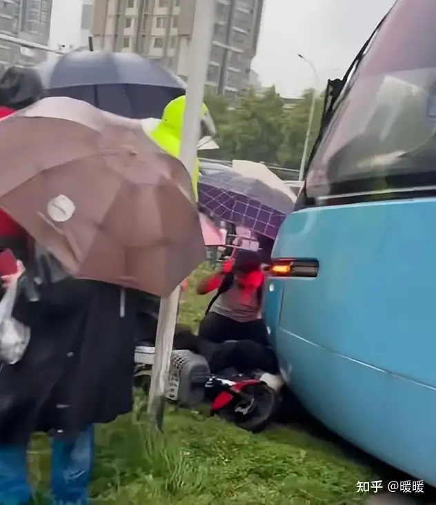 武汉有轨电车与电动车相撞，被撞两人已送医，具体情况如何？责任该怎样划分？