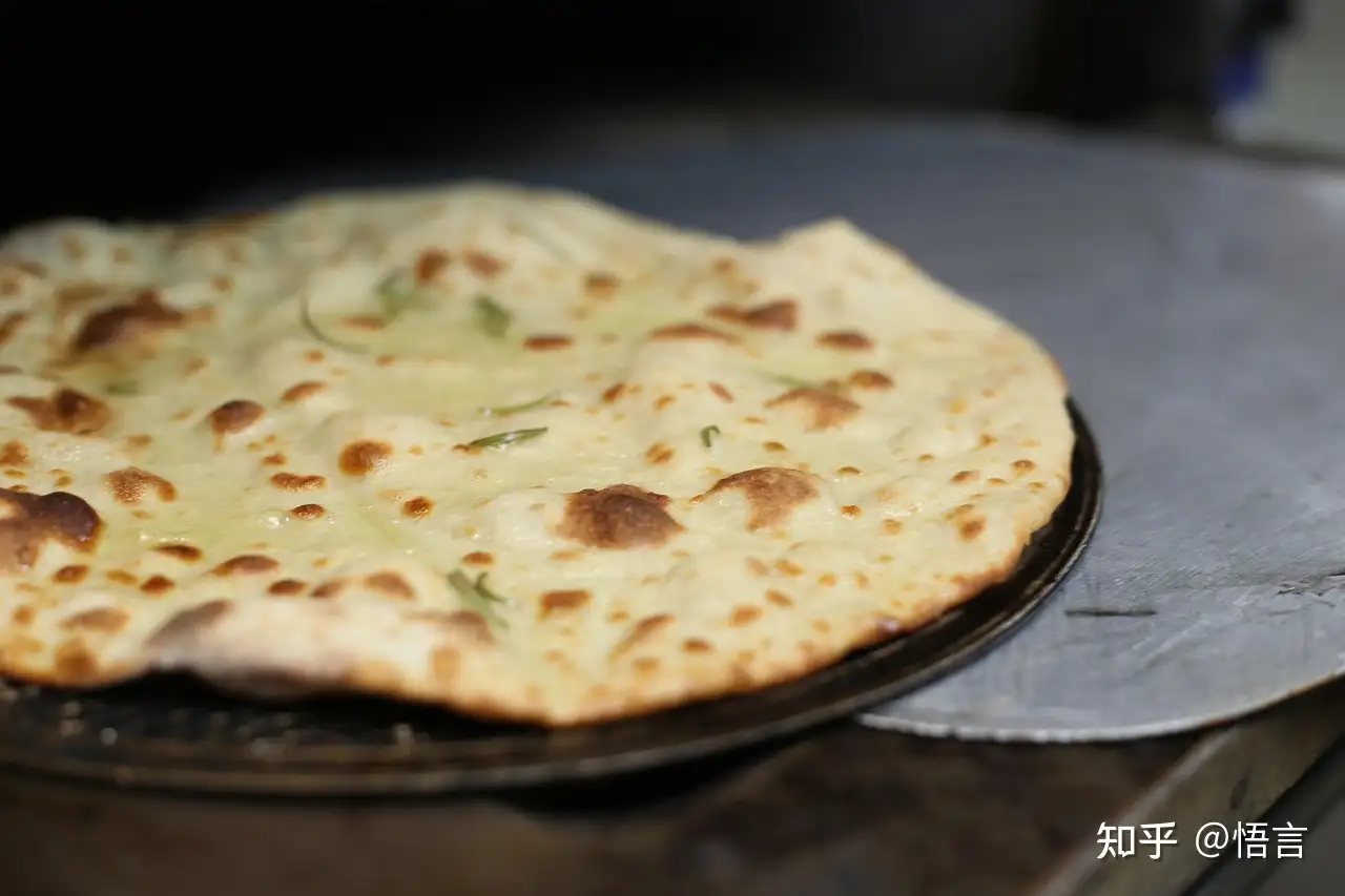 同事刚转正就提离职了，他说老总没有兑现承诺，而老总说他有了更好的工作，没有诚信，到底咋回事？