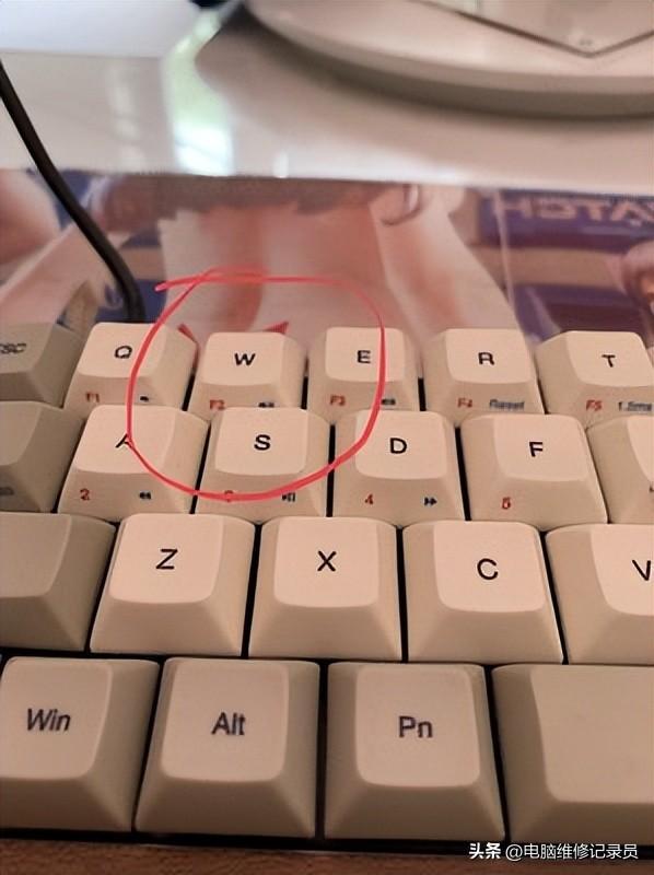 电脑键盘打不了字按哪个键恢复？键盘没坏个别字母失灵