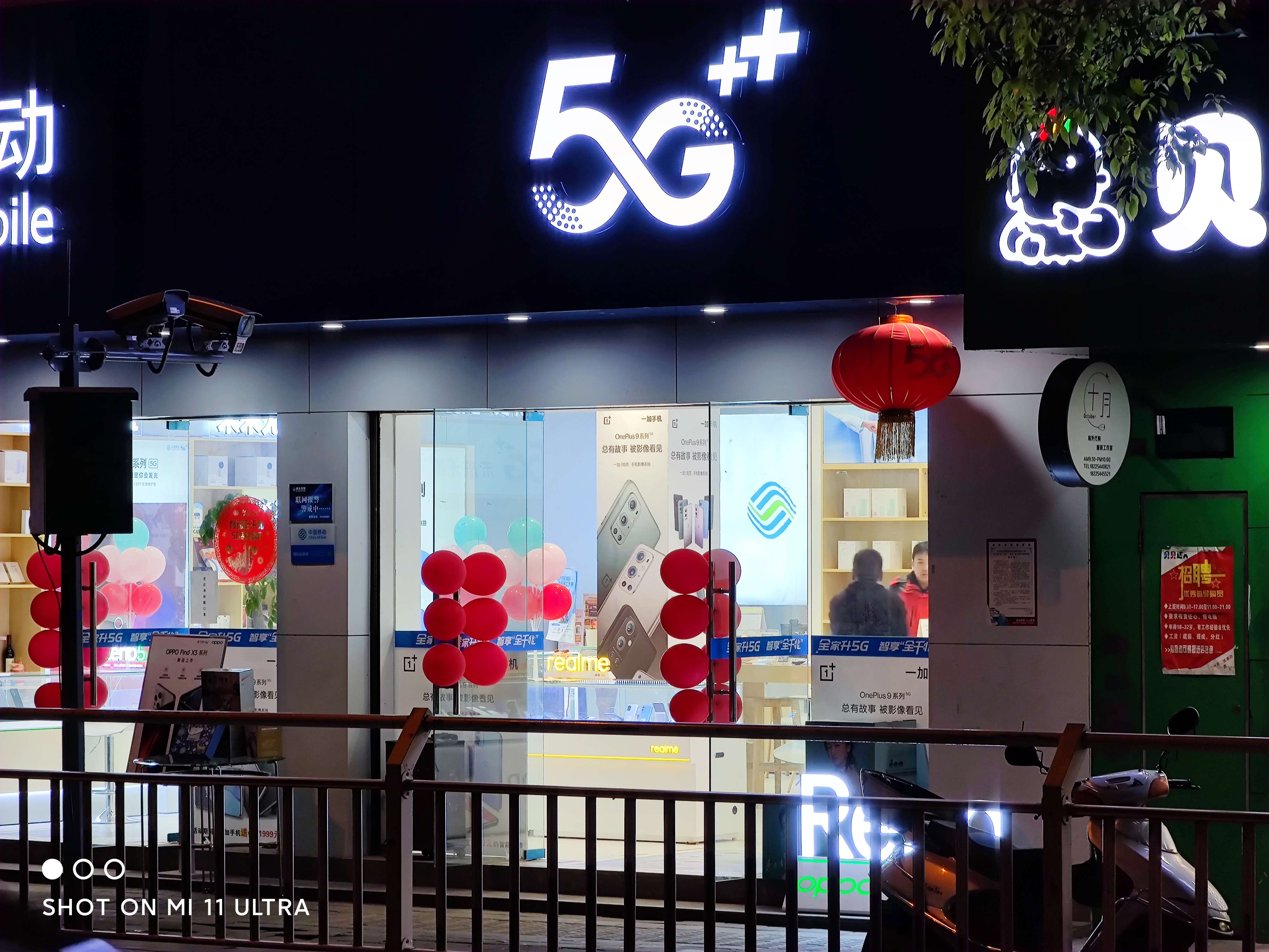 卖很正常这些店里还会卖华为小米和苹果至于门头和海报谁出钱挂谁的