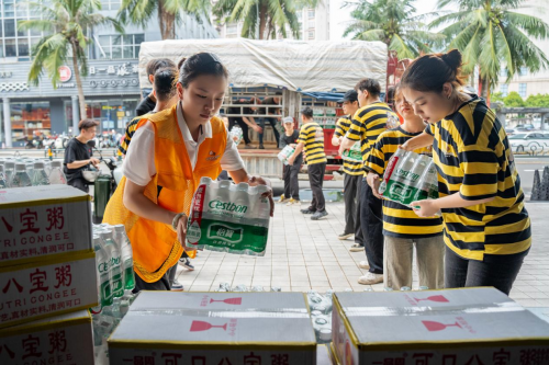 台风过境，酒吧摇身一变成避风港