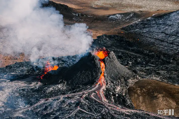 此前冰岛发生了4万次地震，现在800年未喷发的火山喷发了，目前问题不大，谁能普及一下自然地理知识？