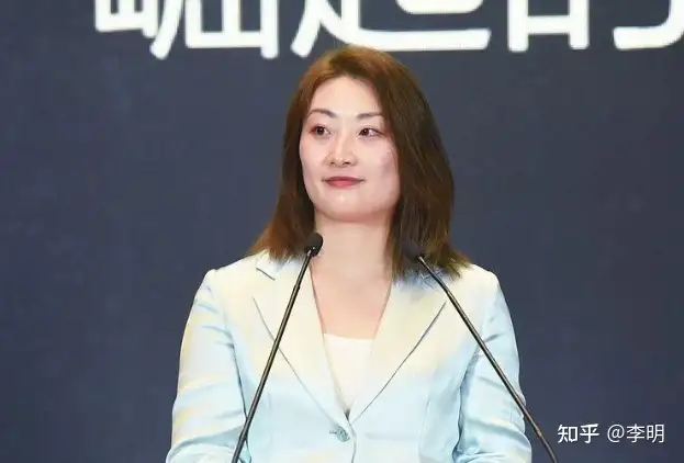 宗馥莉被曝罢免销售负责人，直管营销，非生产业务将外包，或裁员 30%，如何看待这种管理模式？