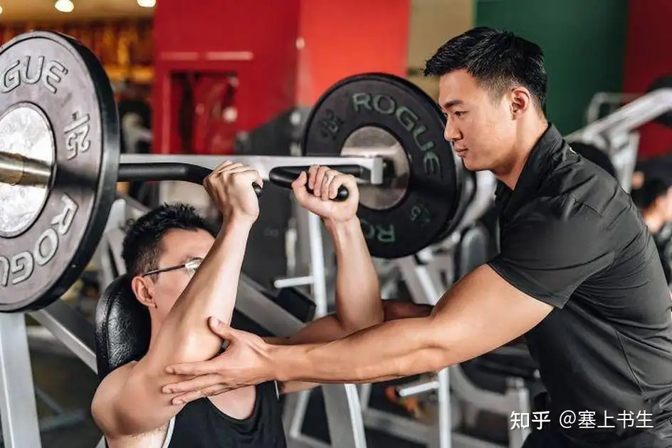 为什么健身房有很多会员宁愿自己练了很久没变化也不请教练？