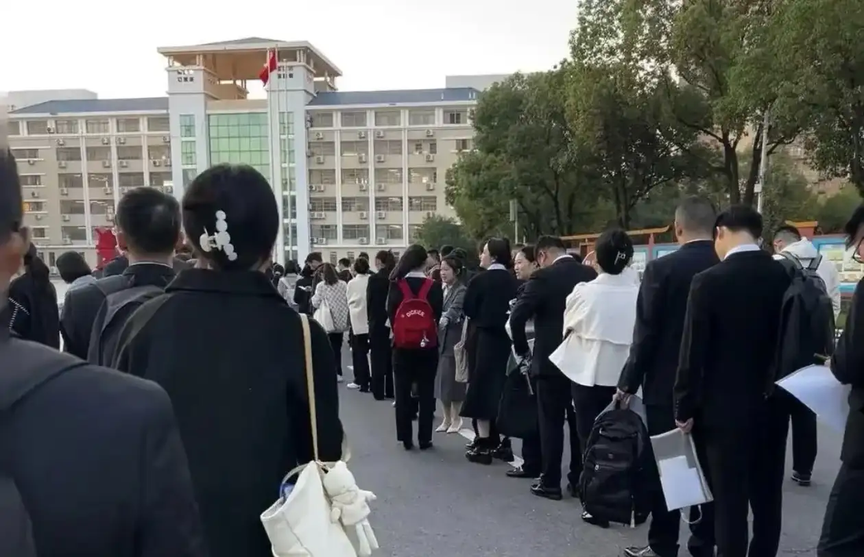 名校毕业生因母亲要求报考偏远小镇公务员，有人称其「失败」了，名校毕业去做小镇公务员到底算不算失败？