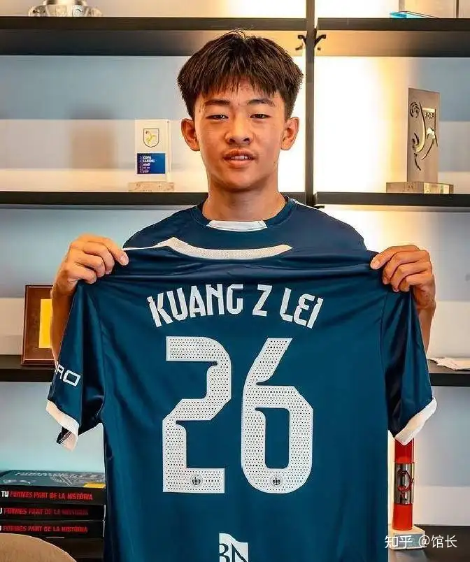 中国 09 国少的邝兆镭身体都还没长开，2026 赛季真的能在青岛海牛踢出来吗？