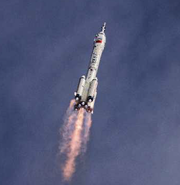 神舟十六号载人飞船发射任务圆满成功，三位乘组航天员景海鹏朱杨柱桂海潮，顺利出征，有何期待和祝福？