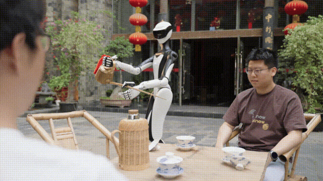 清华校友打造人形机器人最靓「小腰精」！商场擦鞋熊猫陪玩，订单爆棚