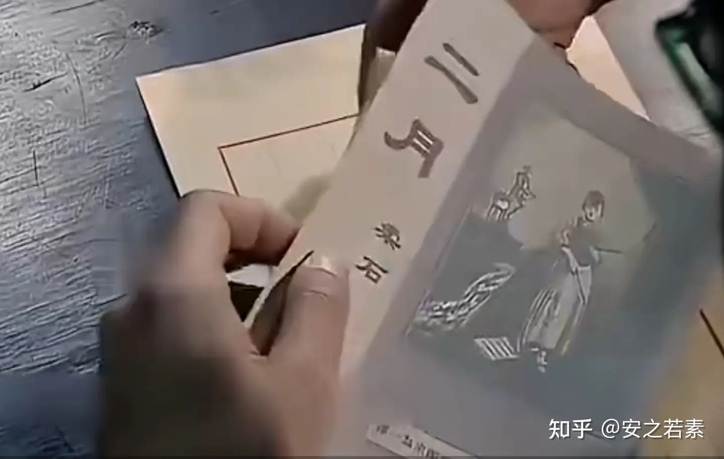 经典谍战剧如《潜伏》，为什么情报传递环节常和老唱片、旧书籍等物件挂钩？