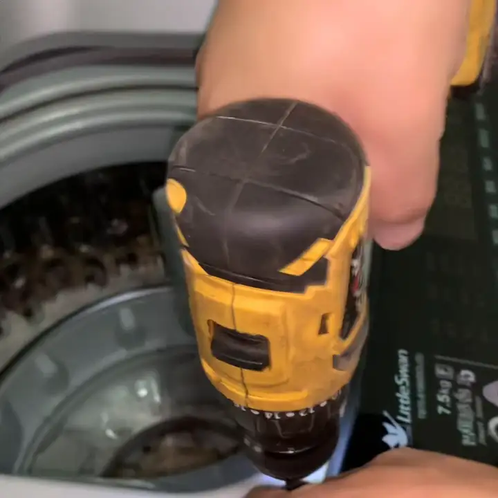 小天鹅洗衣机怎么拆开清洗？小天鹅排污口拆卸图解