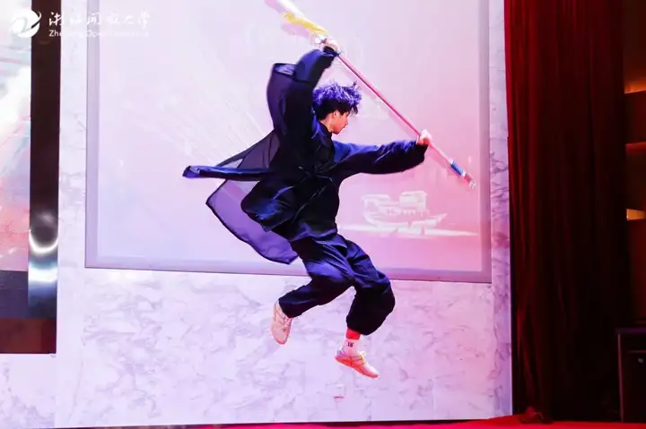 刀舞寒光追綺夢(mèng) 拳開(kāi)壯志啟鵬程 | 我校學(xué)子參加浙江開(kāi)放大學(xué)學(xué)位授予儀式演出！(圖3)