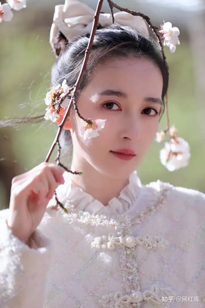 小花 | 演员康宁Connie，内娱少有的中俄混血美女 微博网红-第7张