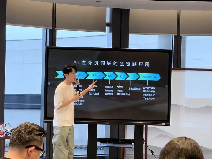 专访刘世奇 - 他用AI设计丑拖鞋，一年卖了3000万。