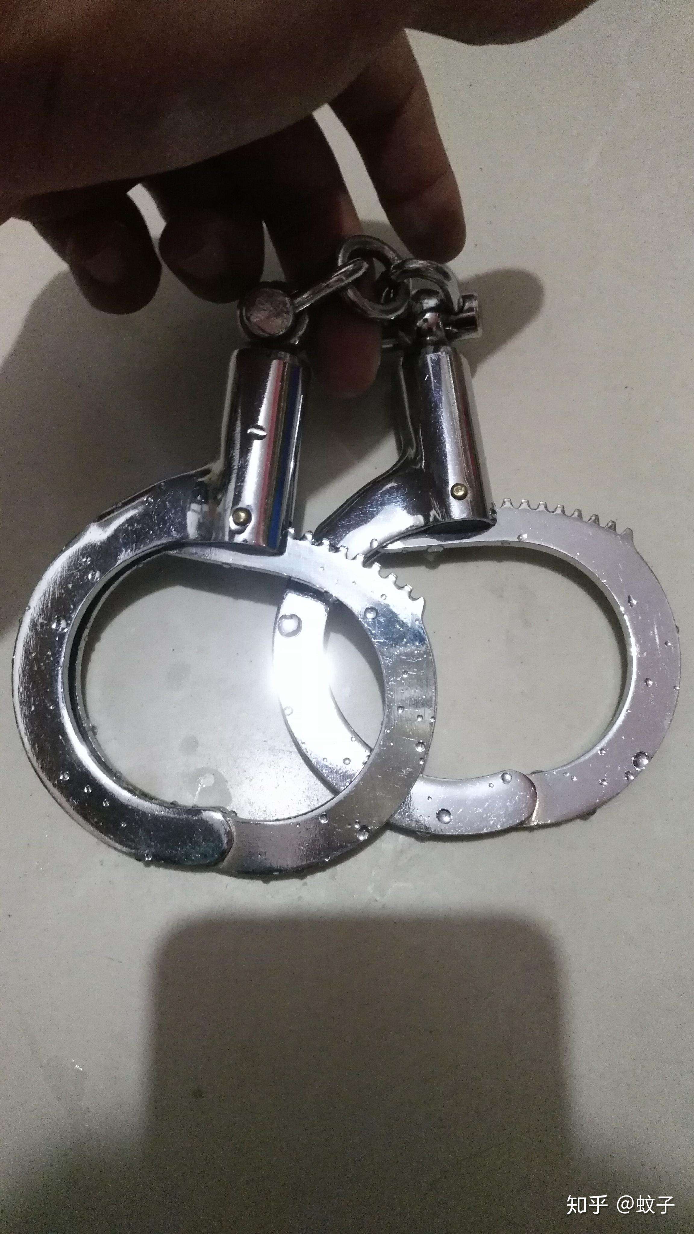 蚊子 的想法: 今天借回一付铐子 - 知乎