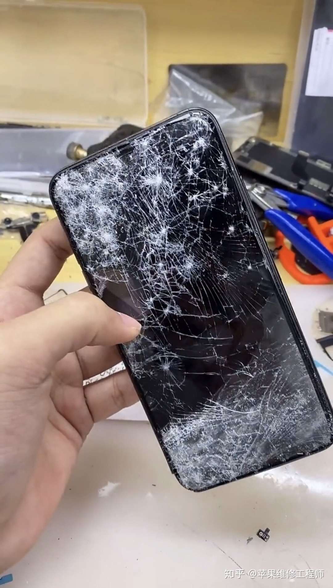 苹果维修工程师 的想法: 收到客户寄过来摔得粉碎的11pro,主板板